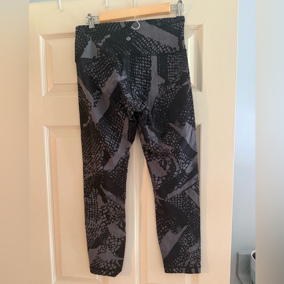 Lululemon Size 8 Black and Gray Patterned Leggings - Picture 2 of 4